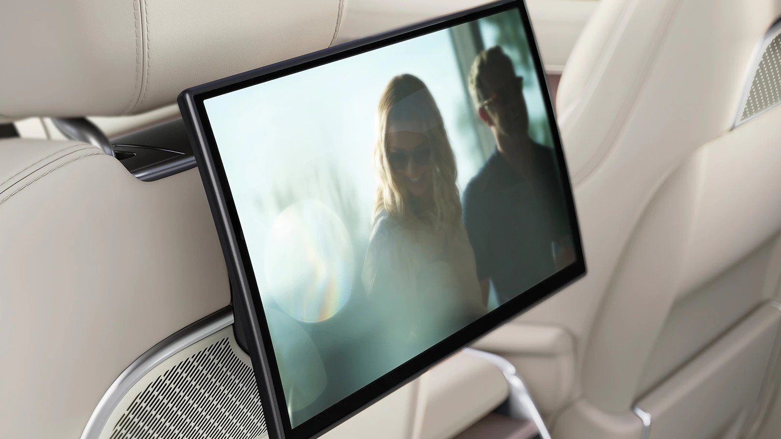 ZÁBAVNÍ SYSTÉM PRO CESTUJÍCÍ NA ZADNÍCH SEDADLECH