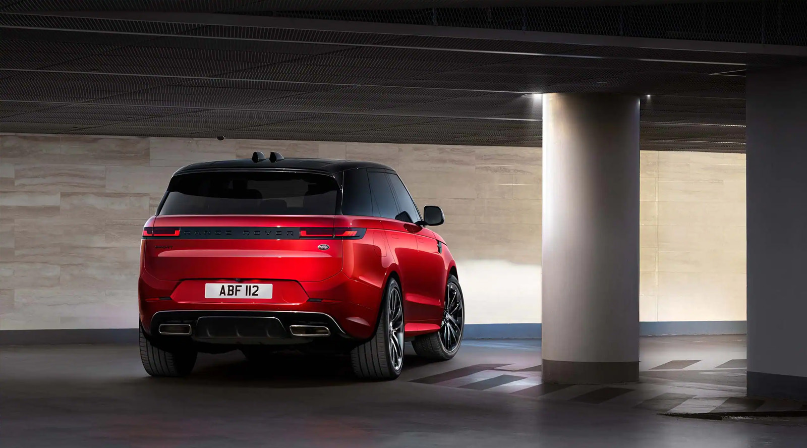 RANGE ROVER SPORT v budově